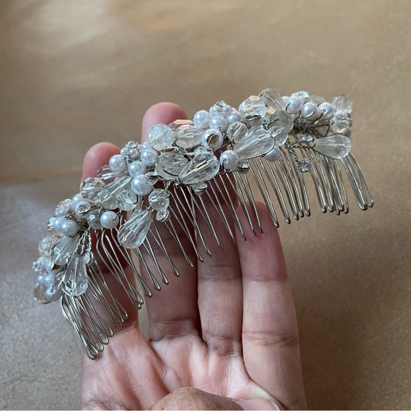 Beaded pearl rhinestone comb hair clip bridal wedding white silver floral flower - Picture 4 of 7